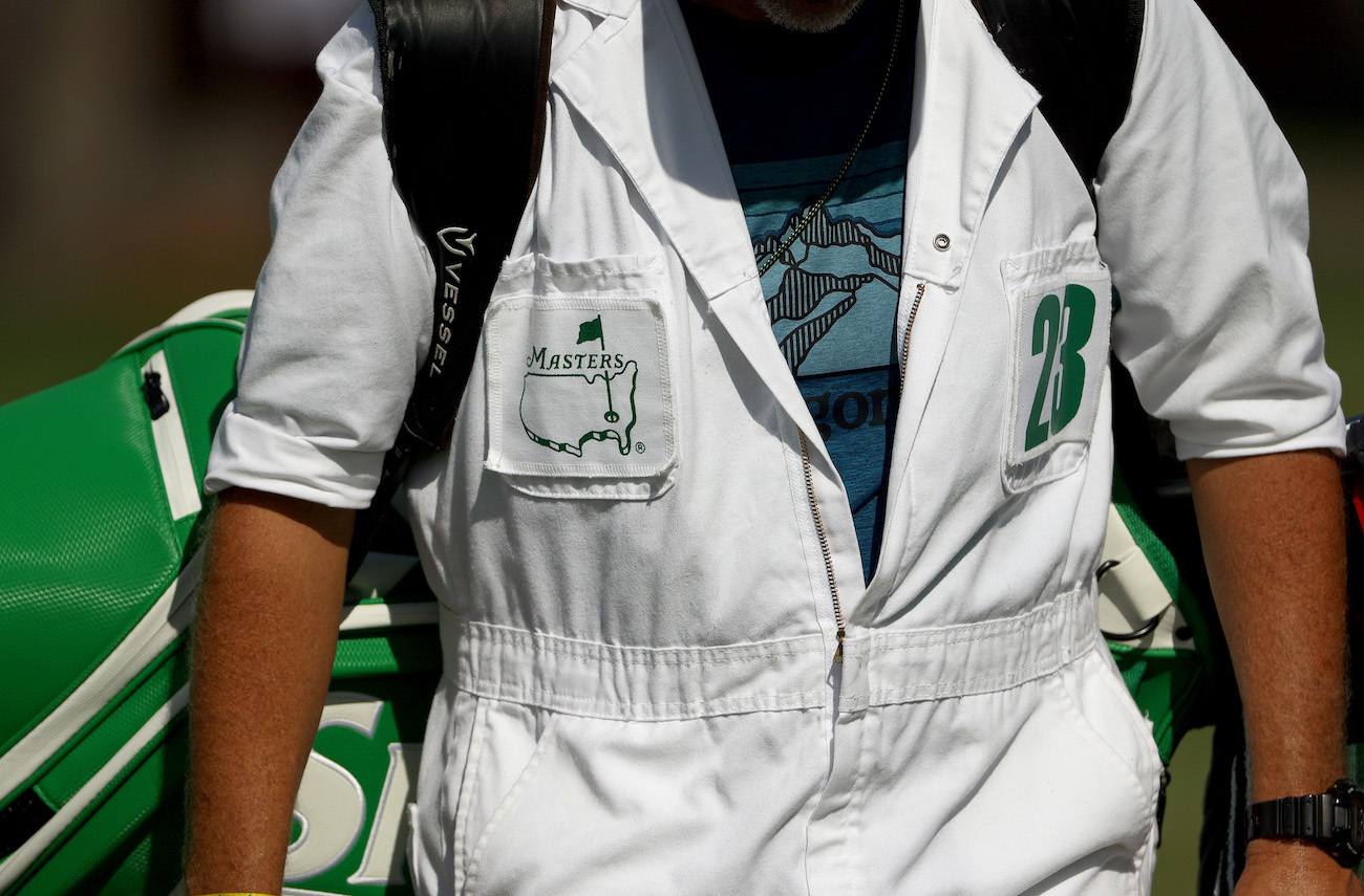 Vì sao caddie ở The Masters mặc jumpsuit trắng?