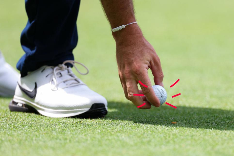 Bạn đã bao giờ để ý đến cách Rory McIlory tee-up bóng?