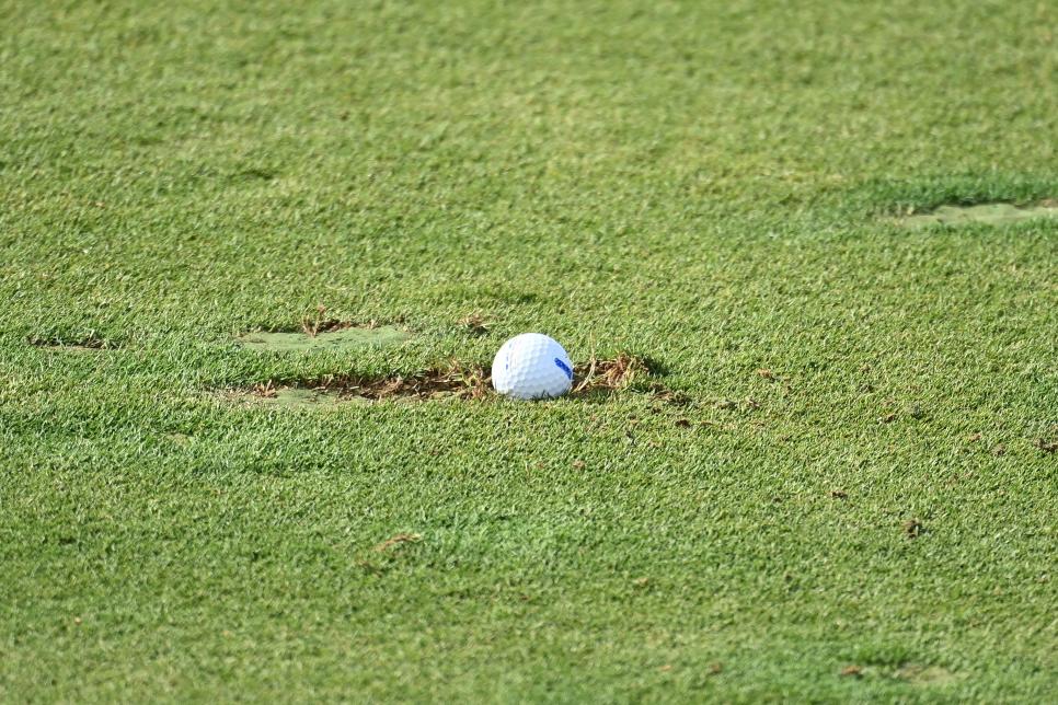 Giải thích luật golf: Tại sao không thể giải thoát miễn phạt từ divot?