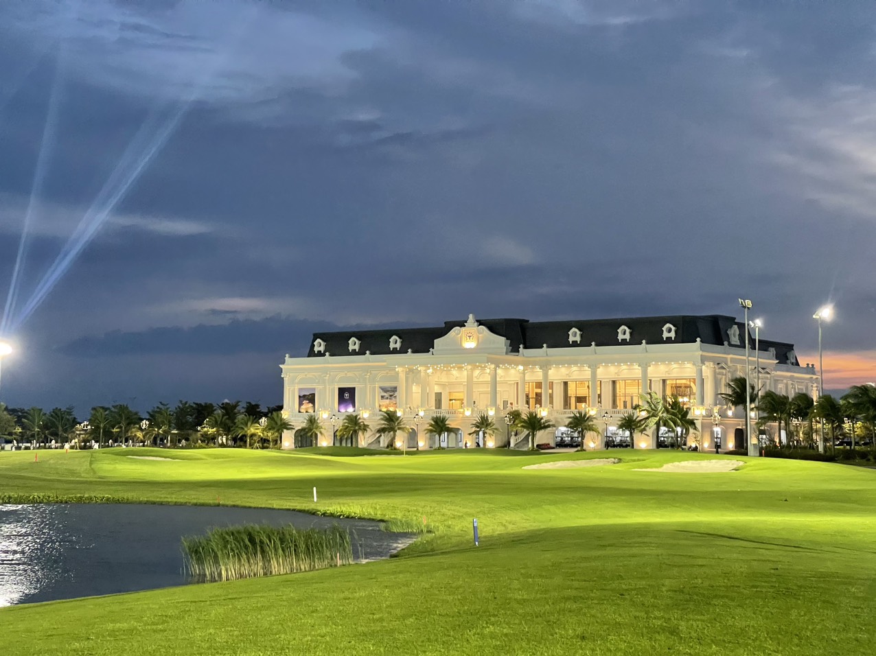 Tuan_Chau_Golf_Club_House.jpg (236 KB)
