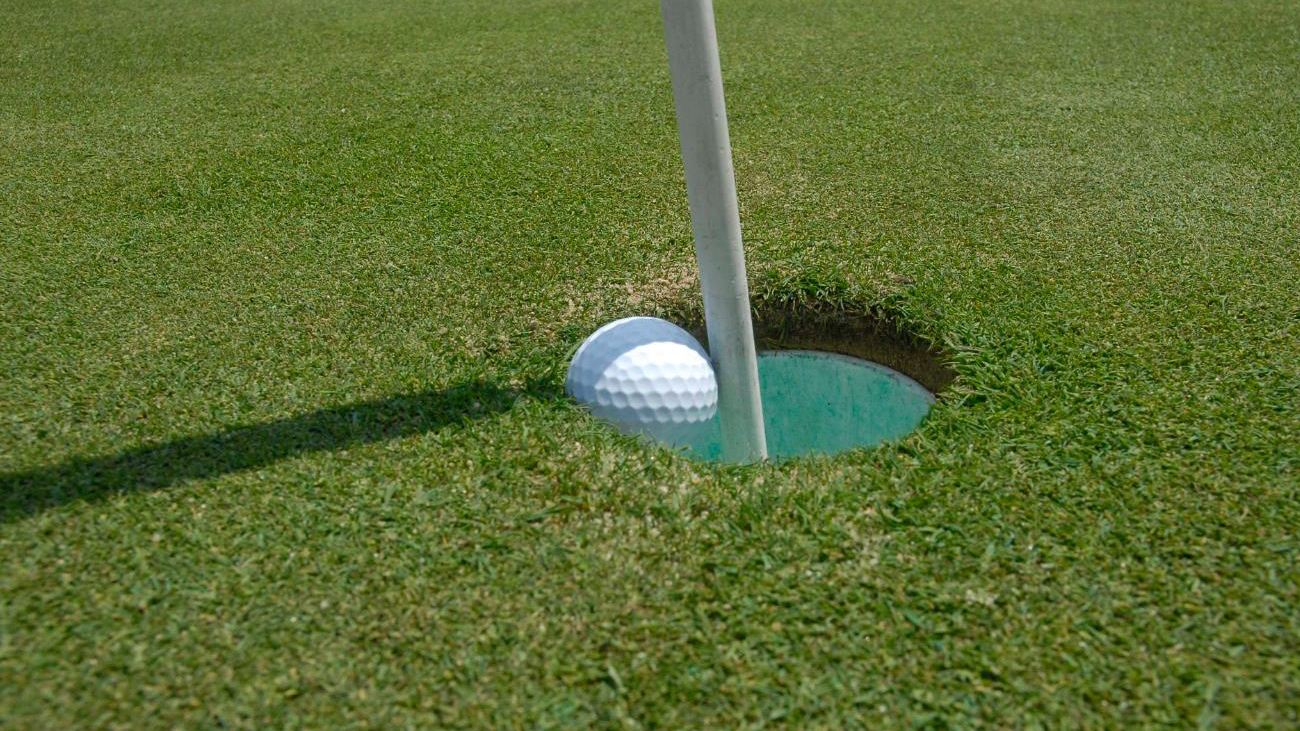 Luật Golf: Những phương án với cờ khi gạt bóng