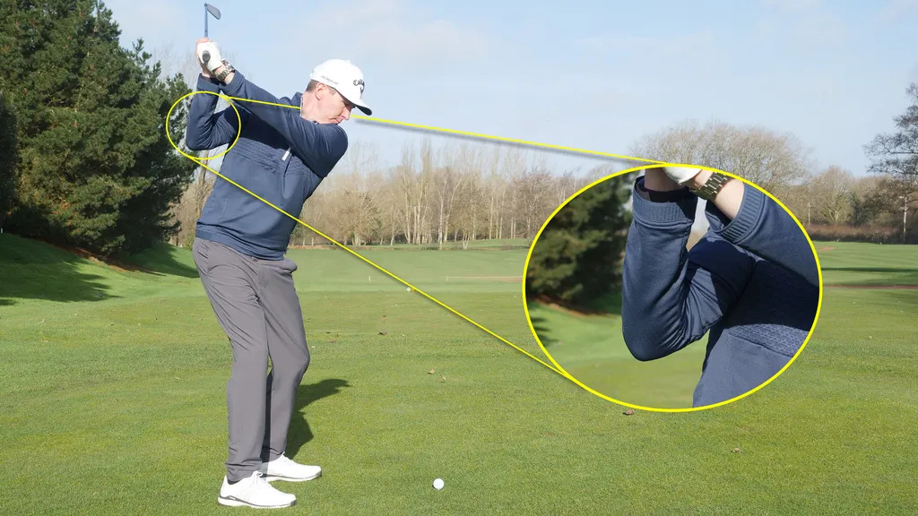 Khuỷu tay phải nên hoạt động như thế nào khi swing?