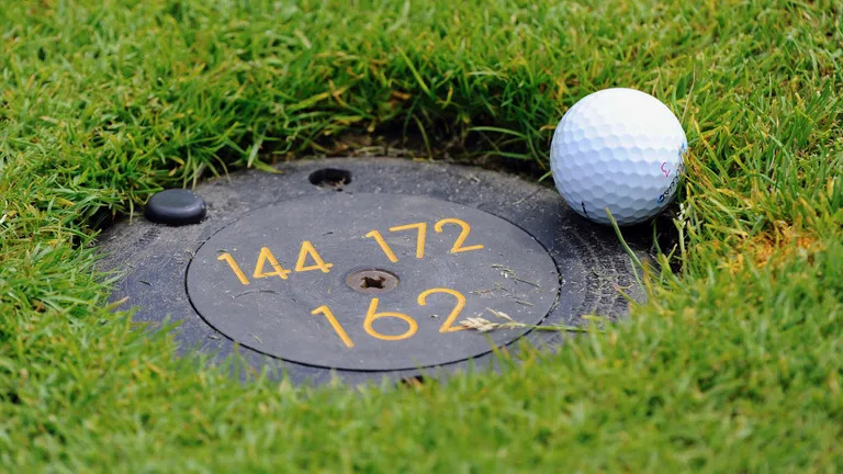 Luật Golf: Giải thích các quy định về đầu phun nước (sprinkler head) 
