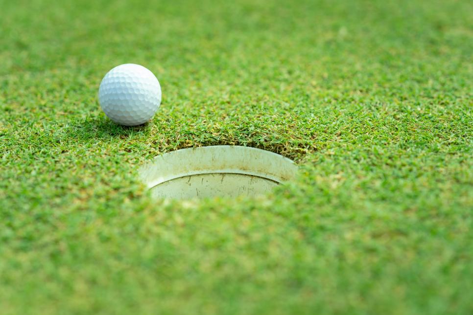 2 lý do khiến bạn hay trượt short putt